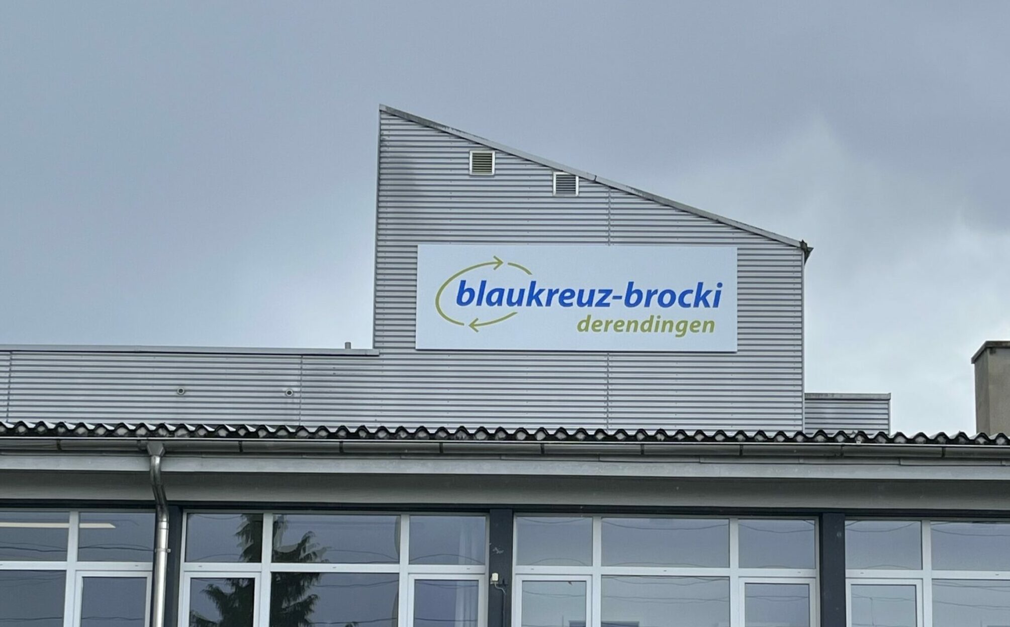 Fassadenbeschriftung der Blaukreuz Brocki