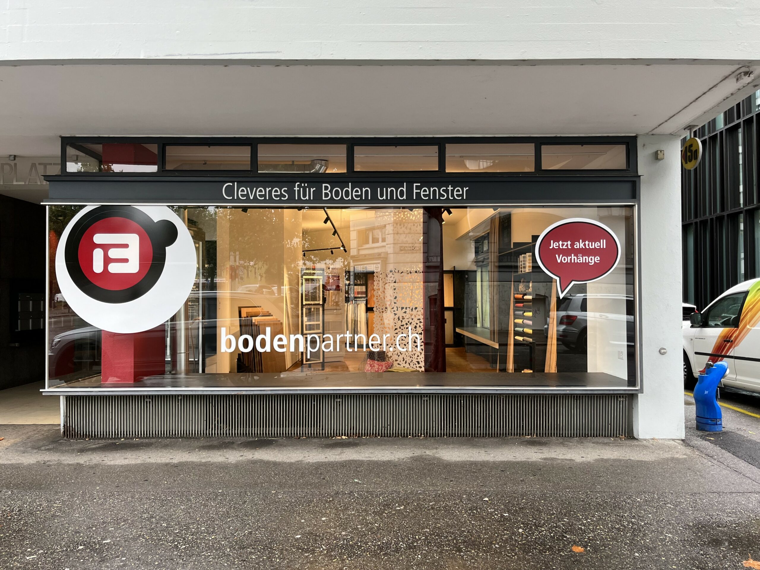 Beschriftetes Schaufenster von Bodenpartner