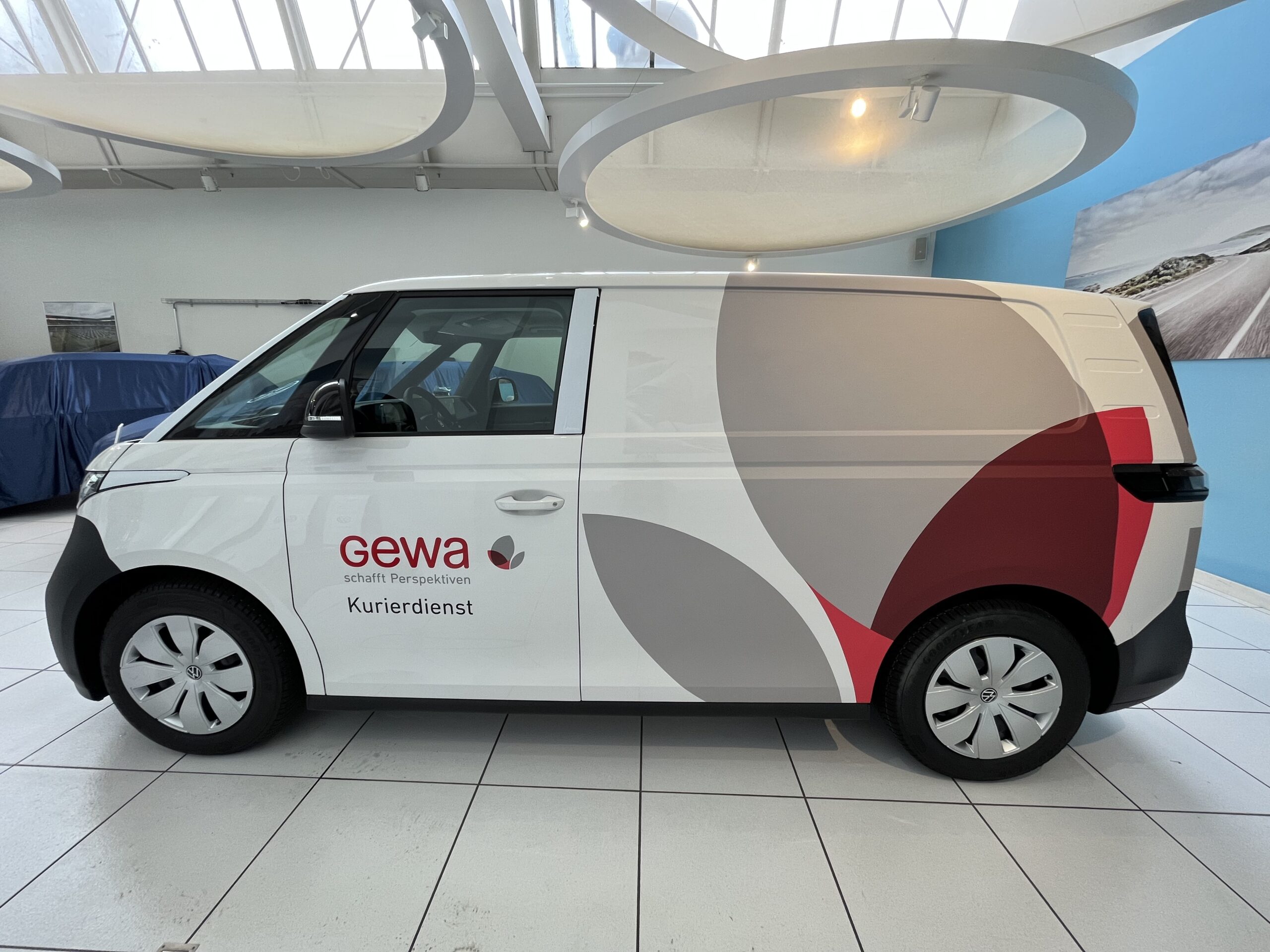 Beschrifteter VW ID. Buzz der GEWA