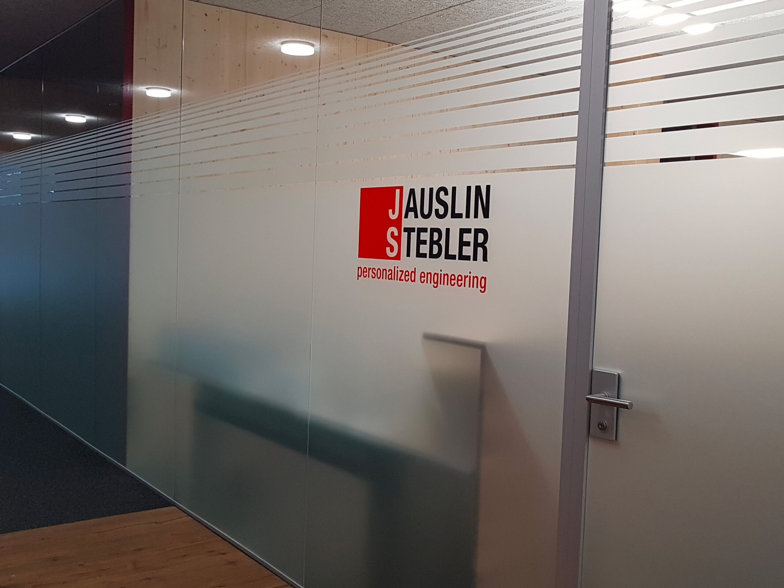 Mit Glasfolie gestaltete Bürotrennwand